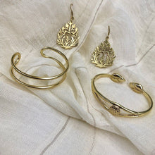 Load image into Gallery viewer, Bombshell Wire Cuff